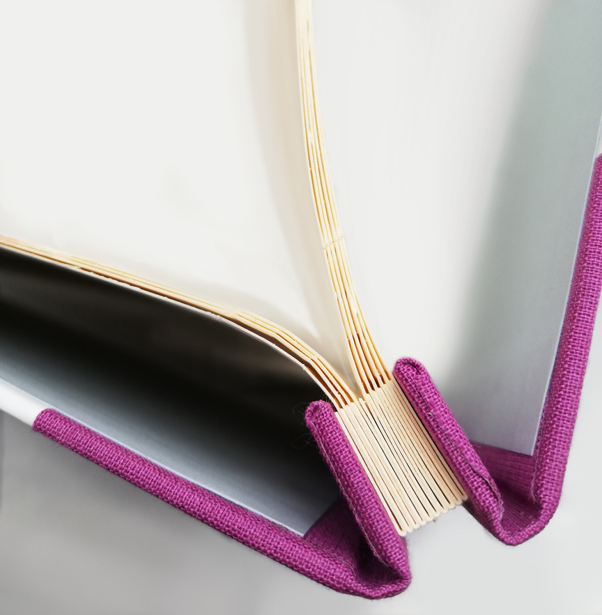 IMG_20221201_143947 imagen para mostrar el grosor d elas paginas del álbum y el sistema de apertura qu mantiene con sus guardas